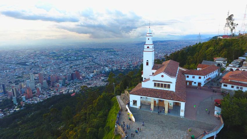 Foto: Monserrate, la tierra de Bogotá. Eduardo Andrés Camacho Castilo. Monserrate desde un drone. Cundinamarca