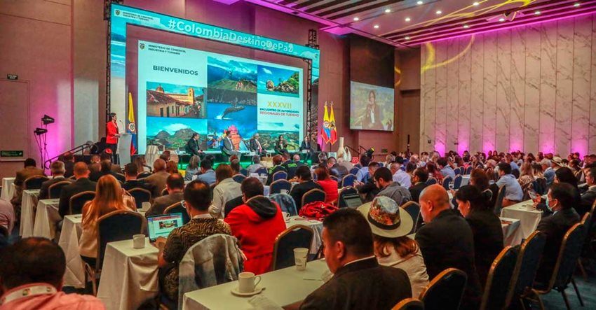 Imagen de un grupo de personas en un auditorio