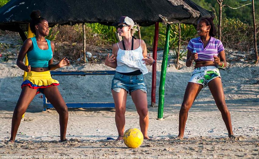 Mujeres jugando en la playa