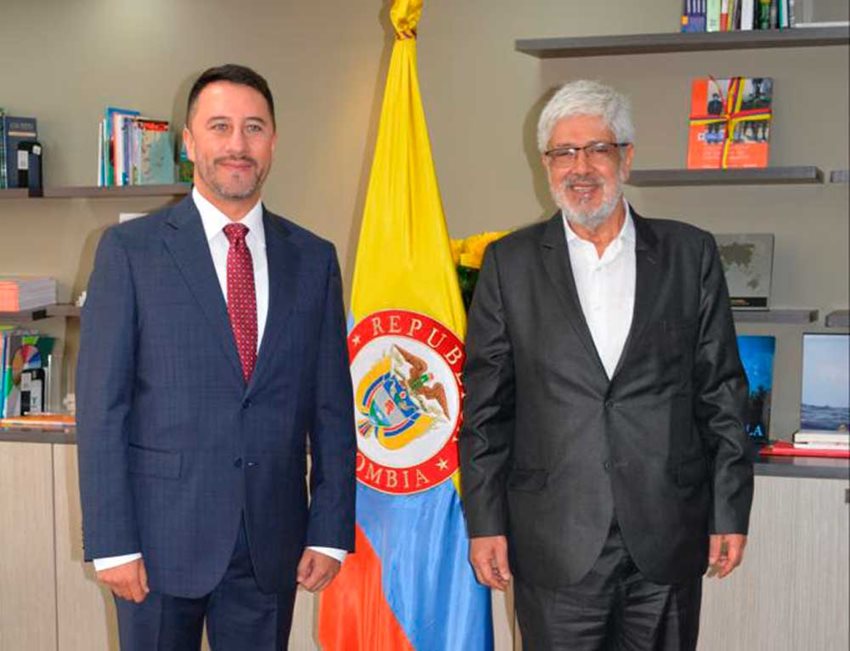 Foto de Arturo Bravo con el Ministro