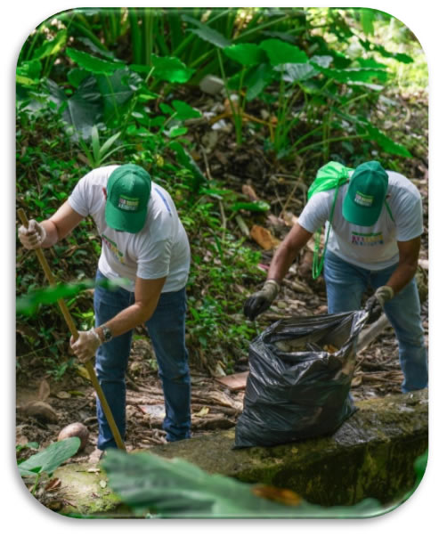 Dos personas barren y recogen basura, como parte del programa Colombia Limpia que se lleva a cabo en todo el país